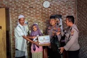 Kapolsek Samalanga Peduli Najwa Gadis Penderita Tumor Mata