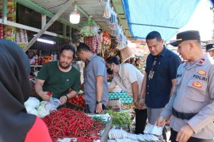 Personel Polres Simeulue  Lakukan Pengecekan Harga 9 Harga Pokok