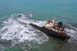 Laut Nias Tercemar, Aspal Terus Keluar dari Kapal Tanker MT AASHI