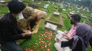 Apakah Penghuni Kubur Tau Siapa Yang Menziarahinya?