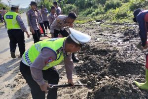 Terganggu Saat Berkendara, Sat Lantas Polres Simeulue Bersihkan Badan Jalan Berlumpur?