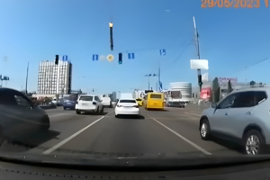 Detik-detik Rudal Jatuh Nyaris Hantam Mobil di Jalan Raya Kiev, Ukraina