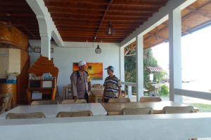 Laksanakan Patroli, Bhabinkamtibmas Sapa Warga Gampong Binaannya