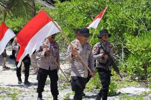 Sambil Bawa Bendera Merah Putih, Kapolres Simeulue Pimpin Patroli Pulau Terluar