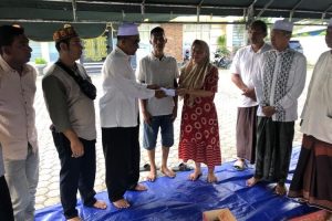 Pengurus BKM Al Mukarramah Salurkan Bantuan Jamaah untuk Keluarga Korban Kebakaran di Gampong Mulia