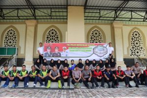 Sambut Bulan Suci Ramadhan, TNI-Polri Membersihkan Masjid