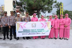 Kapolres Bener Meriah Beserta Ketua Bhayangkari Cabang Bener Meriah Bagi Takjil Gratis