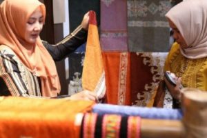 Dekranasda Aceh Latih 50 Remaja Putri Putus Sekolah Menenun Kain Songket