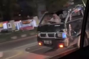 Viral Emak-emak Nyetir Mobil Pickup Mitsubishi L300 Ringsek Tanpa Kaca Depan