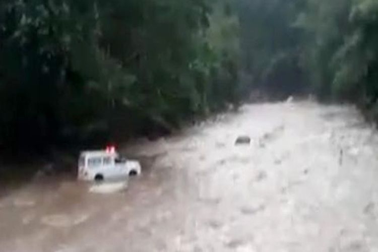 Gagal di Tanjakan, Ambulans Bawa Pasien Hamil Terjun Ke Sungai, Begini Kondisinya