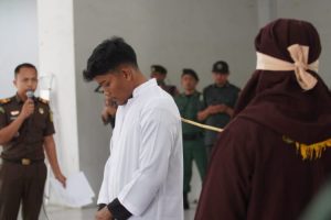 Terbukti Melanggar Syariat Islam Sepasang Kekasih Kena Hukuman 25 Kali Cambukan