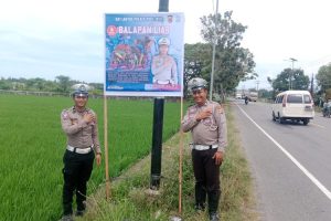 Sat Lantas Polres Pidie Jaya Pasang Spanduk Larangan Balap Liar dan Gunakan Kanalpot Brong