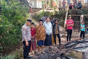 Polsek Singajaya Polres Garut Cek TKP Kebakaran Rumah