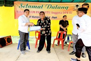 Warga Tamiang Serahkan Data Rehab Rumah 2024 Untuk Ilham Pengestu