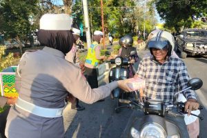 Sambil Berikan Edukasi Keselamatan Berkendara, Sat Lantas Polres Langsa Berbagi Takjil