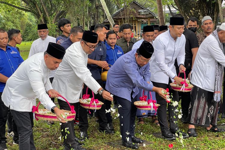 SBY Terisak di Kuburan Massal Siron