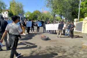 Aksi unjuk rasa. Aliansi Mahasiswa Aceh Tenggara minta Pj Bupati perbaharui fasilitas asrama dan lainnya.