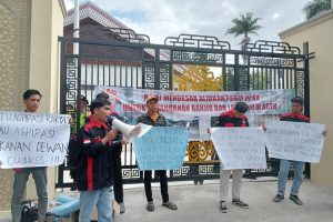 Mahasiswa Demo Sambil Bawa Kotak Amal Ke DPRA, “Pak, Ini Sumbangan dari Korban Banjir untuk Pokir Dewan