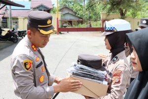 Dukung Tugas Lapangan, Kapolres Simeulue Bagikan Kaporlap