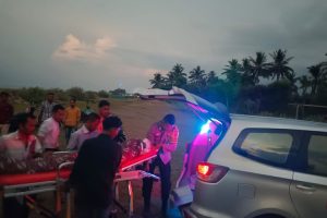 Bhabinkamtibmas Polres Pijay Bantu Angkat Jenazah Laki Usia 70 di Pinggir Pantai ke Ambulance