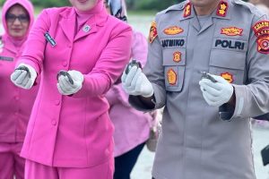 Lestarikan Penyu, Kapolres Simeulue dan Ibu Ketua Bhayangkari  Lepaskan Tukik!