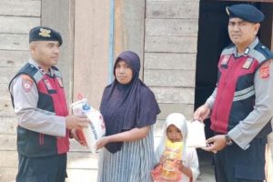 Sambil Patroli, Satsamapta Antar Bantuan Bagi Warga kurang Mampu