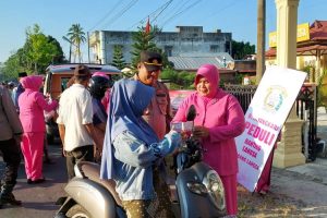 Jelang Berbuka Puasa, Polsek Langsa Bagi-bagi Takjil Kepada Warga dan Pengendara