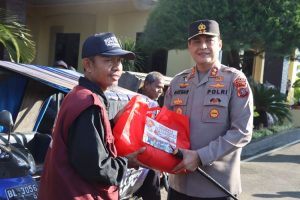 Kapolda Aceh Serahkan Bansos untuk Petugas Kebersihan dan Tukang Becak