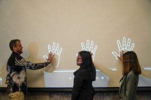 Pendidikan lingkungan dapat ditanamkan melalui kurikulum SD dengan cara berikut