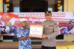 Kapolres Aceh Jaya Serahkan 200 Paket Bansos kepada Masyarakat Kurang Mampu