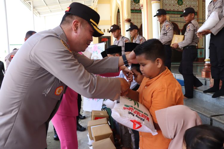 Bulan Bakti Presisi, Kapolres Aceh Utara Serahkan 300 Paket Bantuan Sosial Dalam Rangka Hari Bhayangkara ke-77