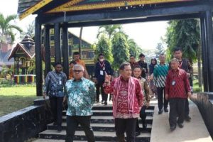 Kegiatan Indonesia Maju Expo dan Forum 2023, Sekda Aceh dan Dirjen PUM Kunjungi Anjungan Aceh di TMII