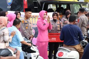 Polres Simeulue Berbagi Takjil Gratis Kepada Pengguna Jalan!