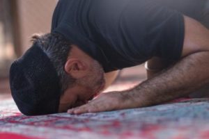 Niat dan Tata Cara Sholat Taubat yang Benar dalam Islam!