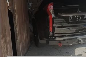 Breaking News, Mobil Wakil Ketua DPR Aceh Tabrak Warung Warga