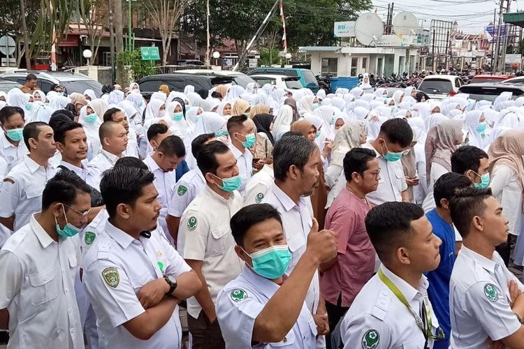 Ratusan Tenaga Kesehatan RSUD Meulaboh Gelar Aksi Demo, Ini Tuntutannya