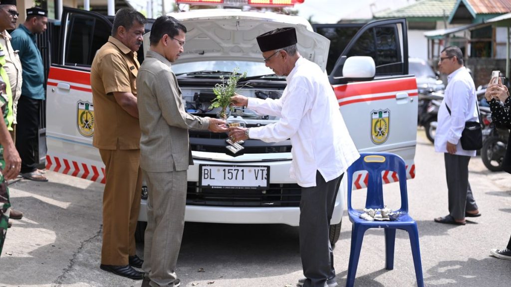 Ketua DPRK Banda Aceh Bantu Ambulans untuk Gampong Lampulo