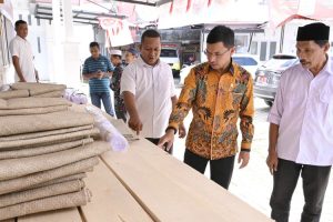 Farid Nyak Umar Serahkan Perlengkapan Fardhu Kifayah untuk Gampong Beurawe