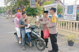 Polsek Kota Juang Bagi – Bagi Takjil Kepada Masyarakat Pengguna Jalan