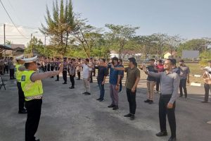 Personel Polres Simeulue Melakukan  Latihan 12 Gerakan Lalu Lintas
