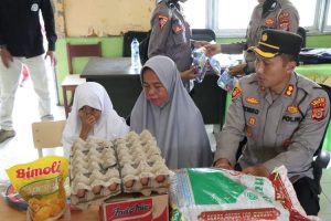 Kapolres Simeulue Beri Bantuan Kepada Anak Penderita Tumor