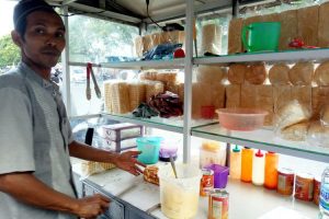 Usaha Roti Bakar dan Burger Tgk Haji Darussalam Kantongi Sertifikat Halal