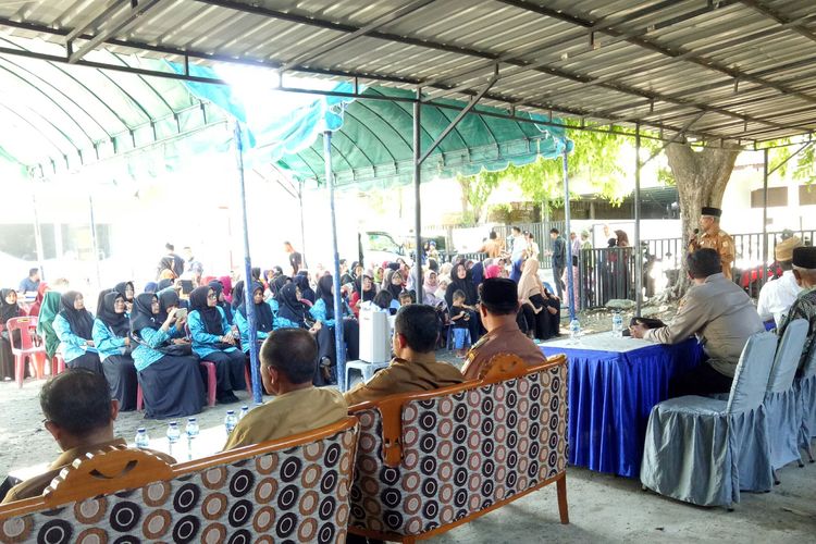 Gelar Gemarikan, DKP Aceh Bagikan 3 Ton Ikan untuk Masyarakat Gampong Peuniti Banda Aceh