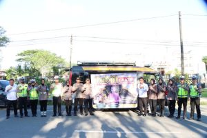 Personel Polres Simeulue Melaksanakan Kegiatan Pembagian Takjil