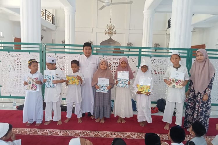 Santri TPQ Baitul Maghfirah Payatieng Terima Rapor Semester Ganjil