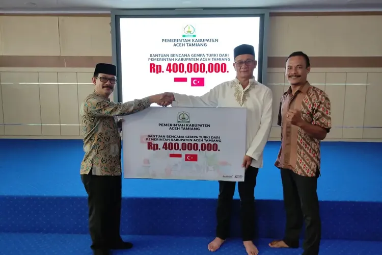 Pemkab Aceh Tamiang Serahkan Bantuan 400 Juta Untuk Korban Gempa Turki
