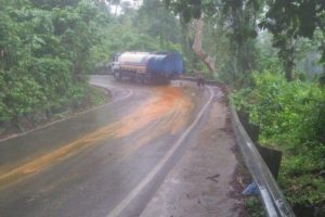 Berbahaya, Jalan Lintas daerah Ini di Aceh Kerap Tumpah Minyak Sawit Mentah