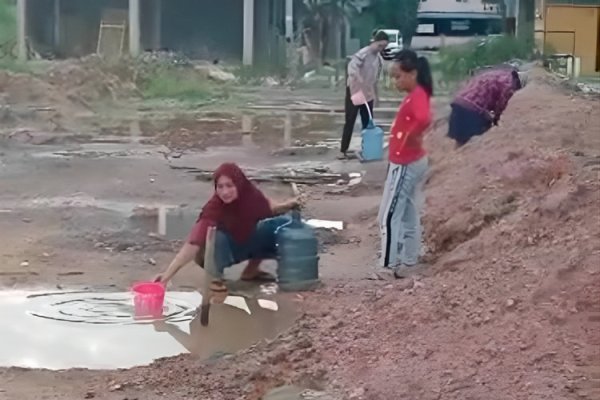 Batam Krisis Air Bersih, Warga Gunakan Air Genangan untuk Keperluan Sehari-hari