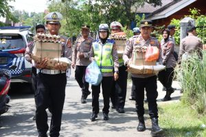 Polres Simeulue Beri Bantuan Kepada Korban Kebakaran di Desa Suka Maju