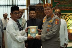 Kalemdiklat Polri Serahkan Al-qur’an Untuk Masjid Babuttaqwa Polda Aceh
